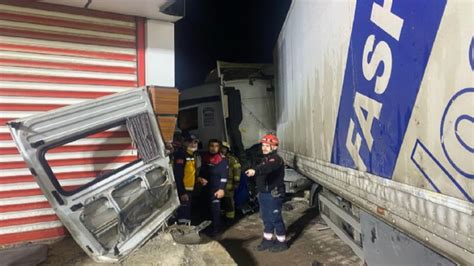 İzmir''de feci kaza! TIR, işçi servisine çarptı: 3 ölü, 11 yaralı